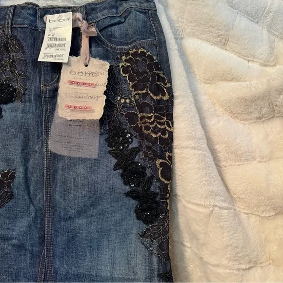 ❣️SOLD ❣️BEBE Lace Appliqué Long Gusset True Indigo Denim Skirt. Size 26. 40”L - Picture 6 of 17